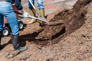 Arbeiten im Garten im Herbst